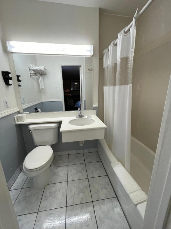 Hollywood Guest Inn image 8